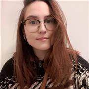 Profesora de humanidades imparte clases hasta nivel de bachillerato